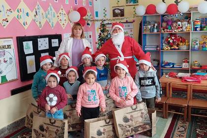 Дружеството „Българите в Албания“ зарадва с новогодишни подаръци децата от област Гора